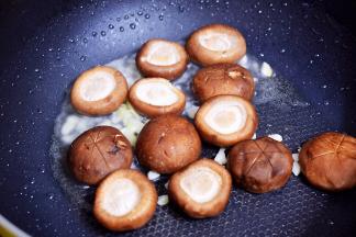 放入香菇，翻炒片刻