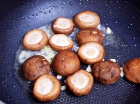 放入香菇，翻炒片刻