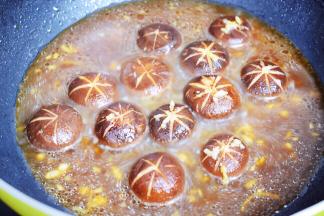 倒入刚才调好的酱汁，一边煮一边翻炒