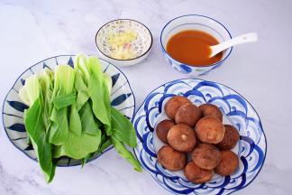 油菜切成4瓣洗净沥干水分备用，香菇去蒂洗净，在表面切花刀，我买的香菇比较小，就没切片，直接整个，这个可随自己喜好，姜切末，蒜切末，把酱汁材料放入碗中调成酱汁备用