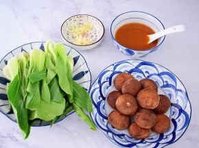 油菜切成4瓣洗净沥干水分备用，香菇去蒂洗净，在表面切花刀，我买的香菇比较小，就没切片，直接整个，这个可随自己喜好，姜切末，蒜切末，把酱汁材料放入碗中调成酱汁备用
