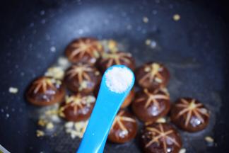 加入少许盐翻炒片刻