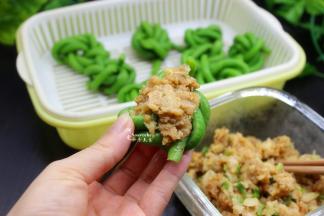 猪瘦肉洗净，剁碎，放盐、油、生抽、生粉、生姜、香葱拌均，然后把肉酿入卷好的豆角里。