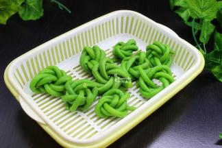 捞出的豆角过冰水，能保持豆角的翠绿，爽口。沥干水，把豆角卷起来，中间可以放肉。