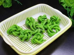 捞出的豆角过冰水，能保持豆角的翠绿，爽口。沥干水，把豆角卷起来，中间可以放肉。