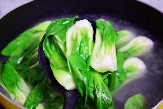 焯至颜色变深捞出沥干水分