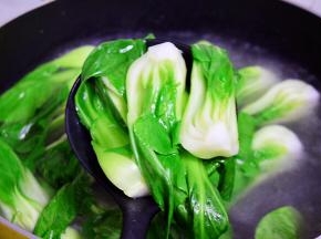 焯至颜色变深捞出沥干水分