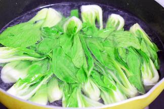 锅中烧开水，放入少许食用油和盐，再放入油菜