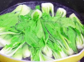 锅中烧开水，放入少许食用油和盐，再放入油菜