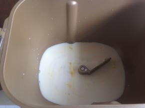 牛奶、蛋液、糖和盐倒入面包桶里