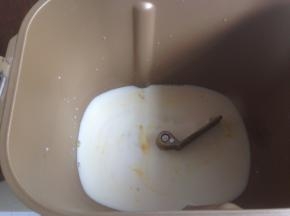 牛奶、蛋液、糖和盐倒入面包桶里