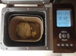 选择和面10分钟后再加入黄油，继续和面13分钟
