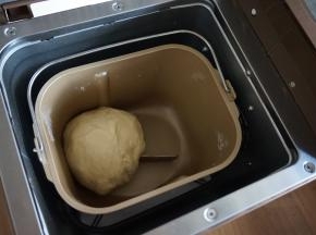 面团和好后，在室温下发酵两倍大