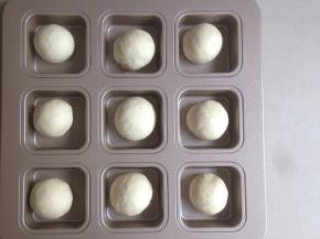 面团发酵好后轻压排气，分成14等份，每份大概是33-35克面团。其中9份放入法焙客的9连模具里（剩下的5份我弄成其他形状的面包），没有模具的可以直接放在烤盘上