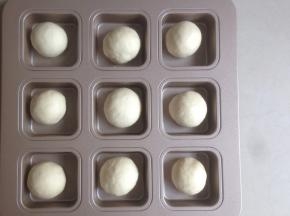 面团发酵好后轻压排气，分成14等份，每份大概是33-35克面团。其中9份放入法焙客的9连模具里（剩下的5份我弄成其他形状的面包），没有模具的可以直接放在烤盘上