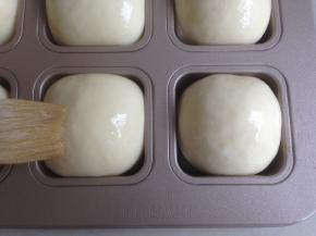 放入烤箱内发酵40分钟左右，有两倍大，在面包坯表面刷上蛋液