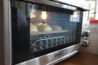 放入已经预热到上火160度，下火170度东菱K40C烤箱中下层，烘烤15分钟左右