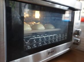 放入已经预热到上火160度，下火170度东菱K40C烤箱中下层，烘烤15分钟左右