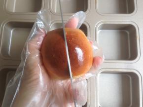 烘烤结束，将面包取出，放在晾架上晾凉，用面包刀在表面割一刀，不割断