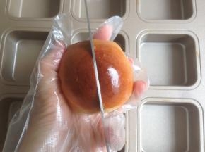 烘烤结束，将面包取出，放在晾架上晾凉，用面包刀在表面割一刀，不割断