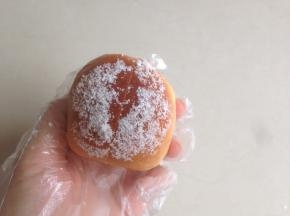 在面包表面涂上融化的黄油（配方外），沾上椰蓉