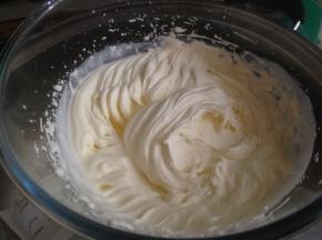 淡奶油加糖粉隔冰水打发至可裱花状态，打发好的淡奶油装入裱花袋内