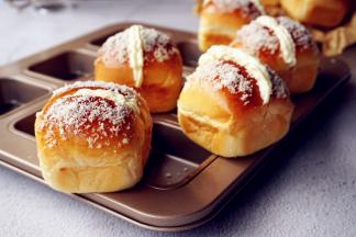 将淡奶油挤在割口中即可