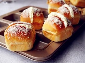 将淡奶油挤在割口中即可