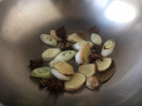 然后放入葱段，煸炒出香味。