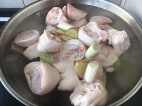 焯水。
焯水时锅里放入凉水，放入2勺的黄酒、适量的葱段和姜片。焯水这步是去腥办法之三。