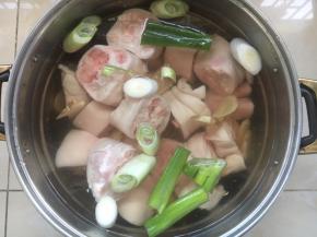 猪手用凉水浸泡30～60分钟，浸泡时在凉水中加入2勺的黄酒，适量的葱段和姜片。浸泡是去腥办法之一。

