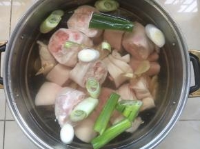 猪手用凉水浸泡30～60分钟，浸泡时在凉水中加入2勺的黄酒，适量的葱段和姜片。浸泡是去腥办法之一。

