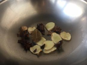 热锅凉油，中小火煸炒姜片、香叶、草果、八角、良姜，煸炒出香味，姜片呈金黄色。