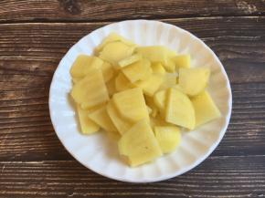 土豆去皮，切成片，片别切的别太薄就可以。