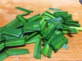 将韭菜切成段。