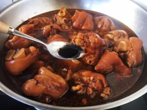 放入少许的老抽。
老抽要酌情放，一般情况下只需要一点点就可以，如果感觉颜色足够了就不放老抽了。这步主要是用老抽再调一下颜色。