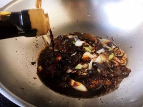 改中火，放入半小碗的生抽。