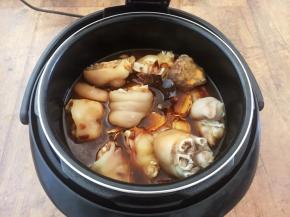 将卤汁倒入电压力锅的内胆里，放入8粒冰糖，卤汁量不足可倒入适量的开水，卤汁的量稍稍低于猪手的量即可。