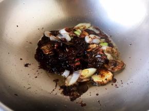 放入20g甜面酱、20g黄豆酱，番茄酱5g，小火炒出香味。