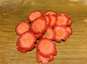 将胡萝卜切片。