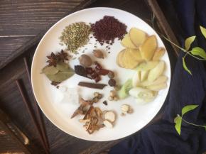 在浸泡猪手时准备一下炖猪手的调料，调料有葱40g，姜40g，良姜1块，八角2粒，花椒8粒，桂皮1小块，草果1粒，肉蔻1粒，山柰2片，白芷2片，甘草2片，陈皮1片，丁香2粒，干辣椒1粒，小茴香1勺，红曲米2勺，冰糖6粒。