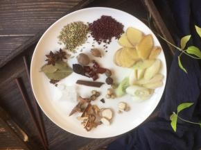在浸泡猪手时准备一下炖猪手的调料，调料有葱40g，姜40g，良姜1块，八角2粒，花椒8粒，桂皮1小块，草果1粒，肉蔻1粒，山柰2片，白芷2片，甘草2片，陈皮1片，丁香2粒，干辣椒1粒，小茴香1勺，红曲米2勺，冰糖6粒。