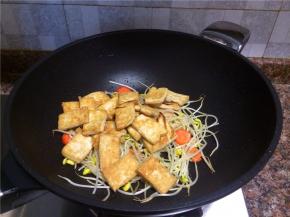 放入煎豆腐翻炒10秒。