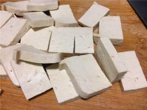 将豆腐切成约1厘米厚的小方块。