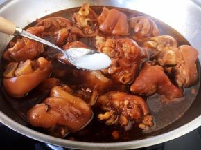 放入1勺的盐调味。
用电压力锅压制完后猪手紧紧有一点咸味，一定要用盐调味，盐要适量，千万别放的太多。