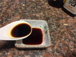 在料碟中加入一勺生抽、一勺醋、一勺蚝油拌匀备用。