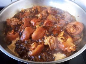 放入1勺的蚝油，然后开大火，收汁，收至汁红芡亮即可。