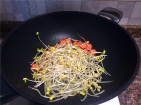 放入黄豆芽和胡萝卜翻炒10秒。