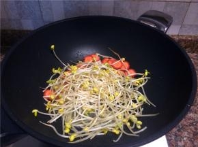 放入黄豆芽和胡萝卜翻炒10秒。