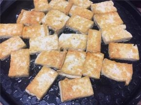 豆腐用电饼铛或者平底锅煎至两面金黄，夹出备用。